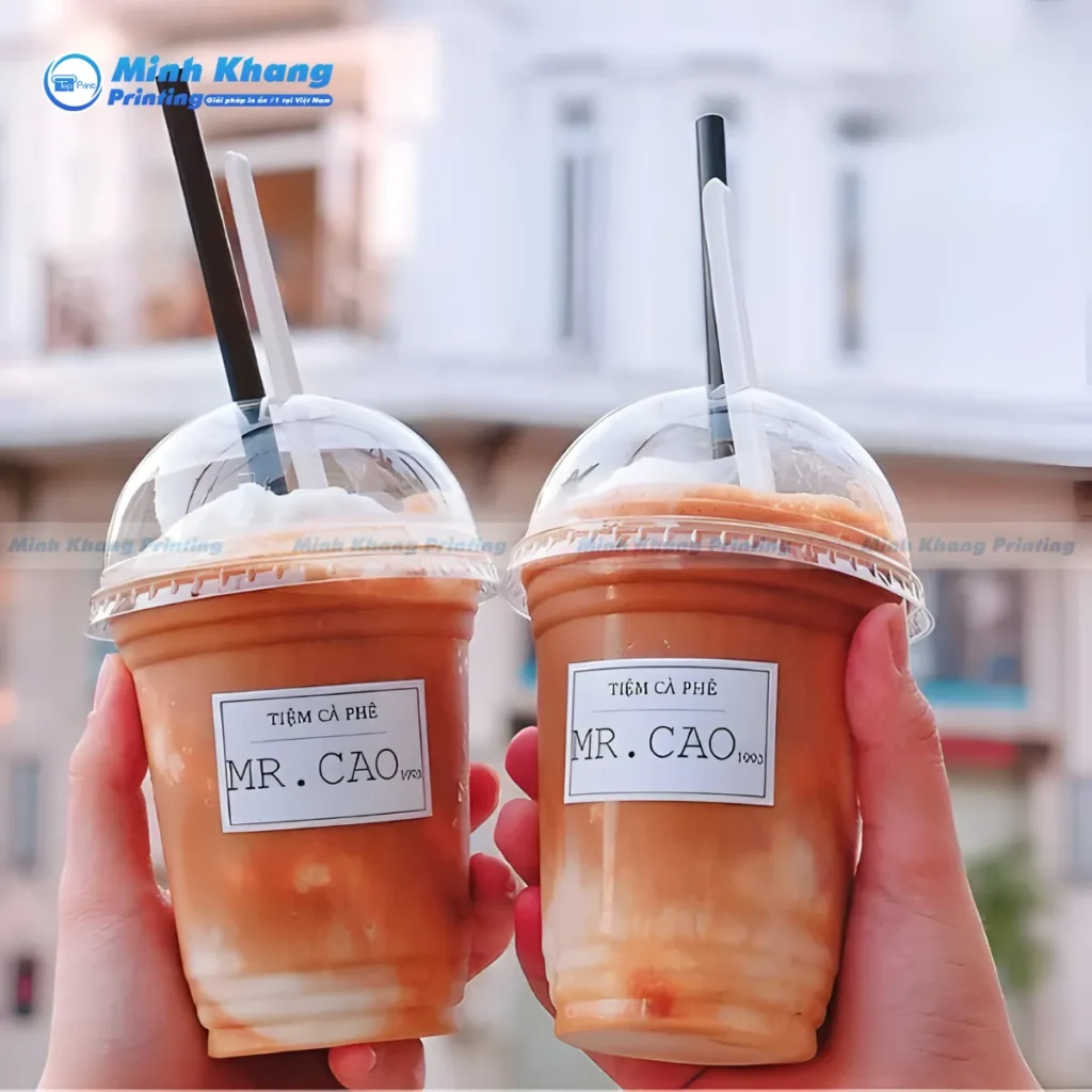 Mẫu tem decal dán ly cà phê phong cách tối giản, in trên chất liệu nhựa trong suốt