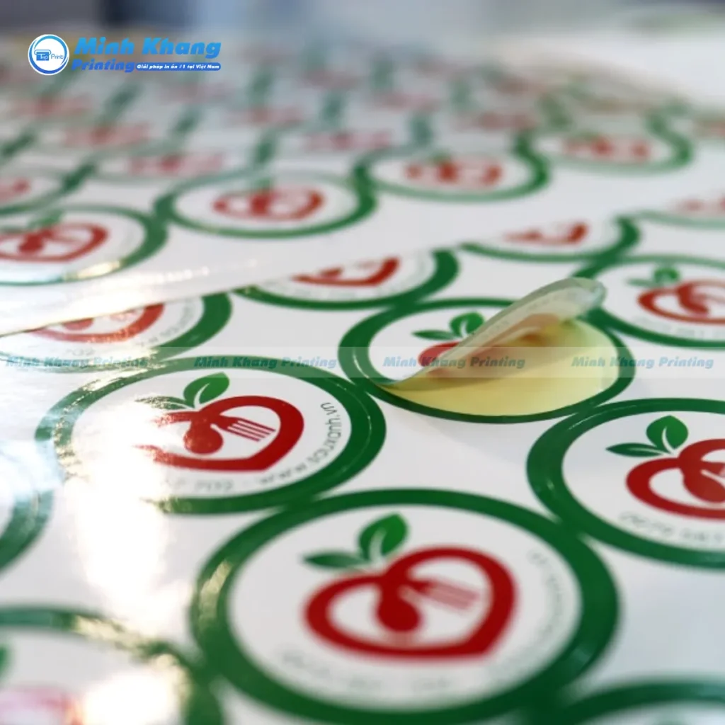 Mẫu in logo dán ly nhựa quán nước ép trái cây