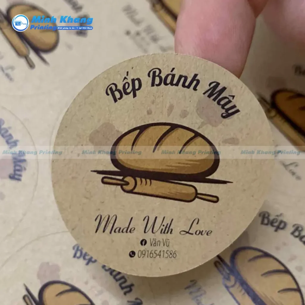 Mẫu decal giấy kraft logo bánh mì xíu mại in sắc nét giúp nâng tầm giá trị thương hiệu