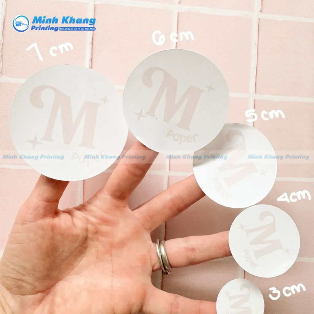 Mẫu decal niêm phong hộp dán logo thương hiệu ấn tượng giúp thương hiệu ghi dấu ấn sâu