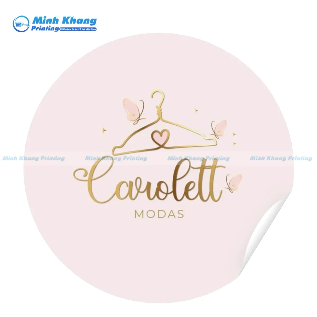 Mẫu nhãn dán bao bì logo shop quần áo hình tròn in chữ mạ vàng giúp tôn lên nét sang trọng