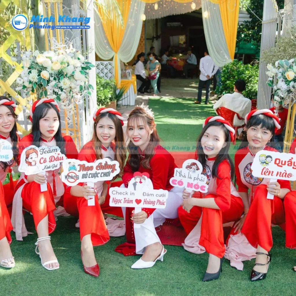 Mẫu hashtag chụp hình tiệc đính hôn trang trí hoa lá mộc mạc nhưng rất tinh tế