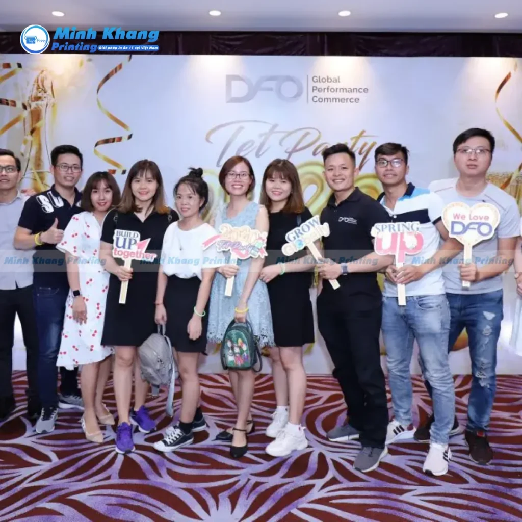 Mẫu hashtag cầm tay quảng cáo sản phẩm mới tạo dấu ấn sâu sắc cho khách hàng