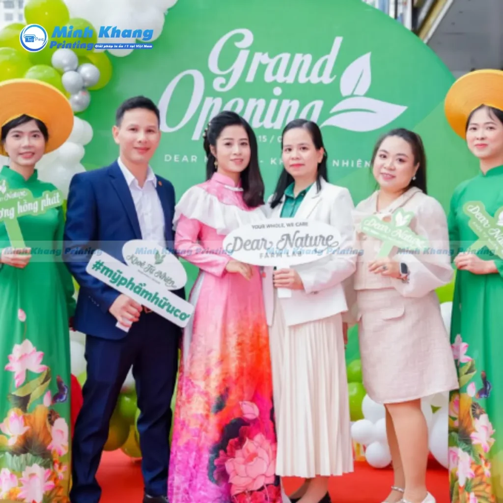 Mẫu hashtag chụp hình cầm tay khai trương công ty được thiết kế theo phong cách mới