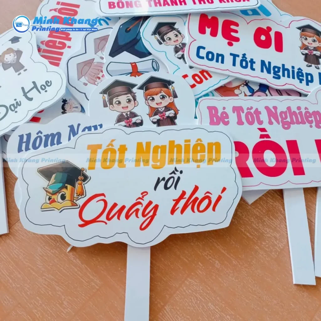 Mẫu hashtag tốt nghiệp in hình chibi đáng yêu mang lại tiếng cười vui cho tập thể
