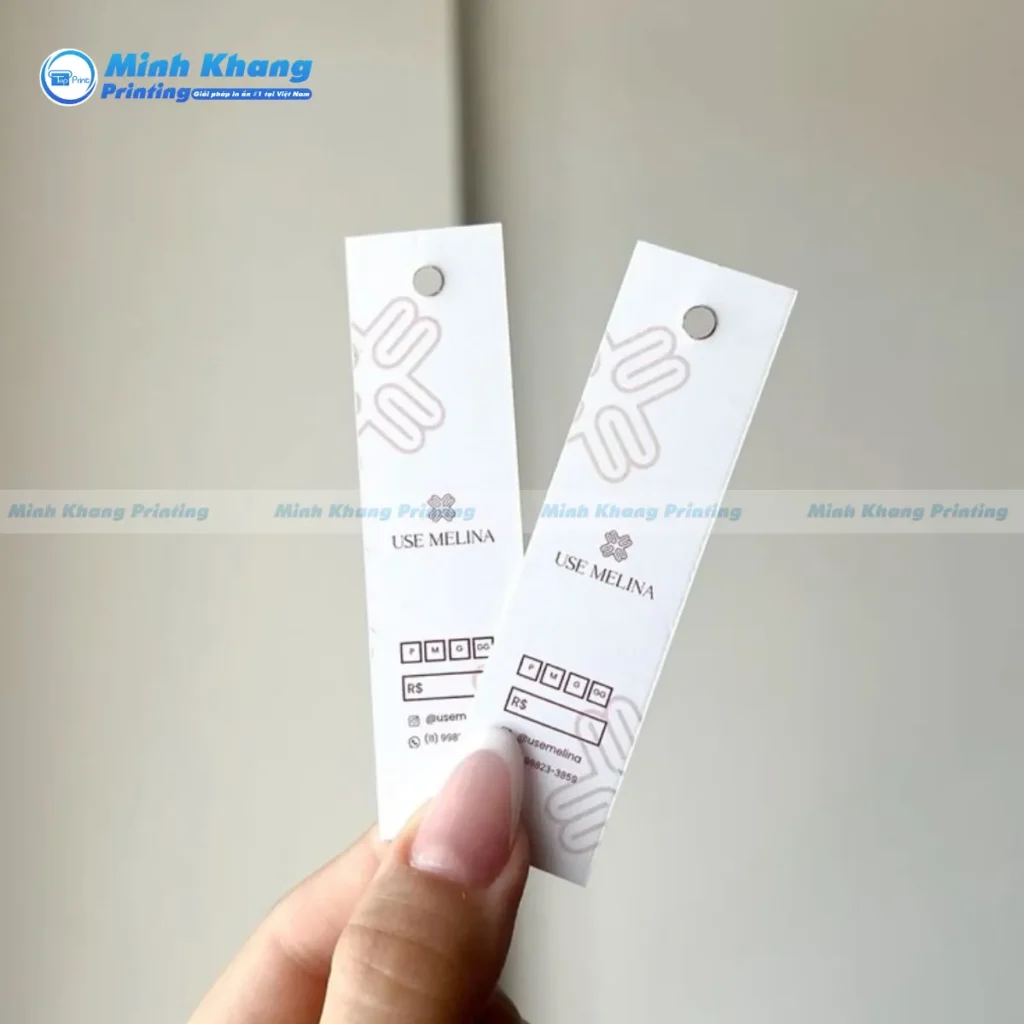 Mẫu thẻ giá hình chữ nhật đục lỗ chuẩn xác giúp nhân viên cửa hàng gắn nhãn nhanh chóng hơn