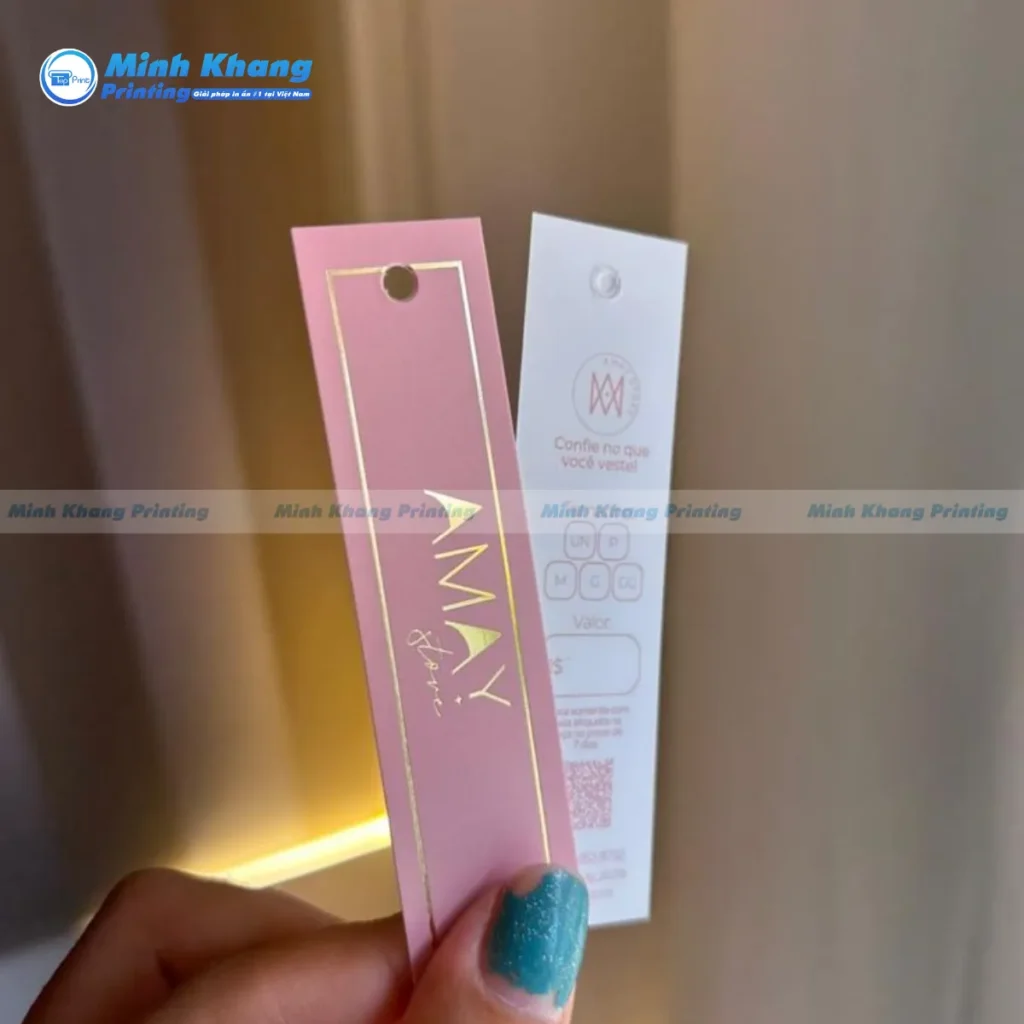 Mẫu mác treo hình chữ nhật dài phù hợp đính kèm trên các chai lọ mỹ phẩm đục lỗ xỏ dây 