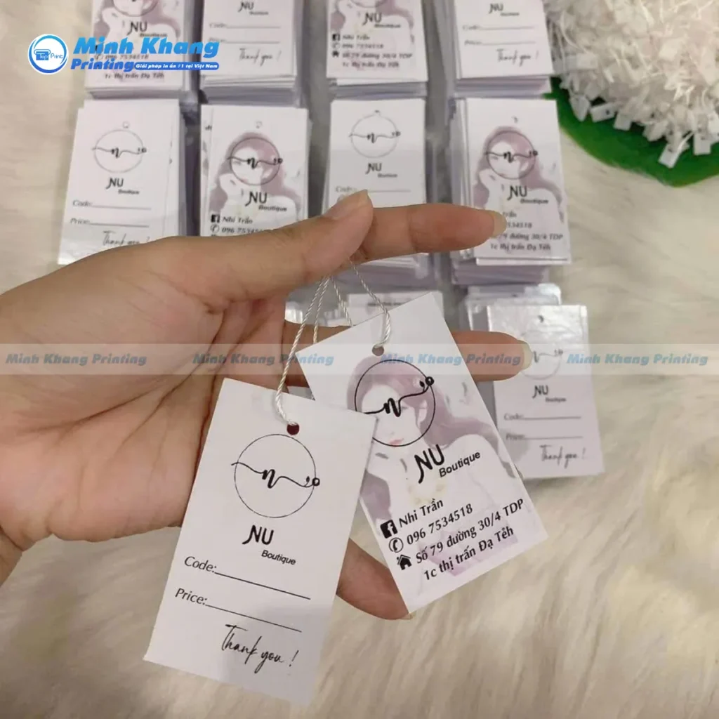 Mẫu tag quần áo phủ UV định vị làm nổi bật logo trên nền giấy mờ mịn