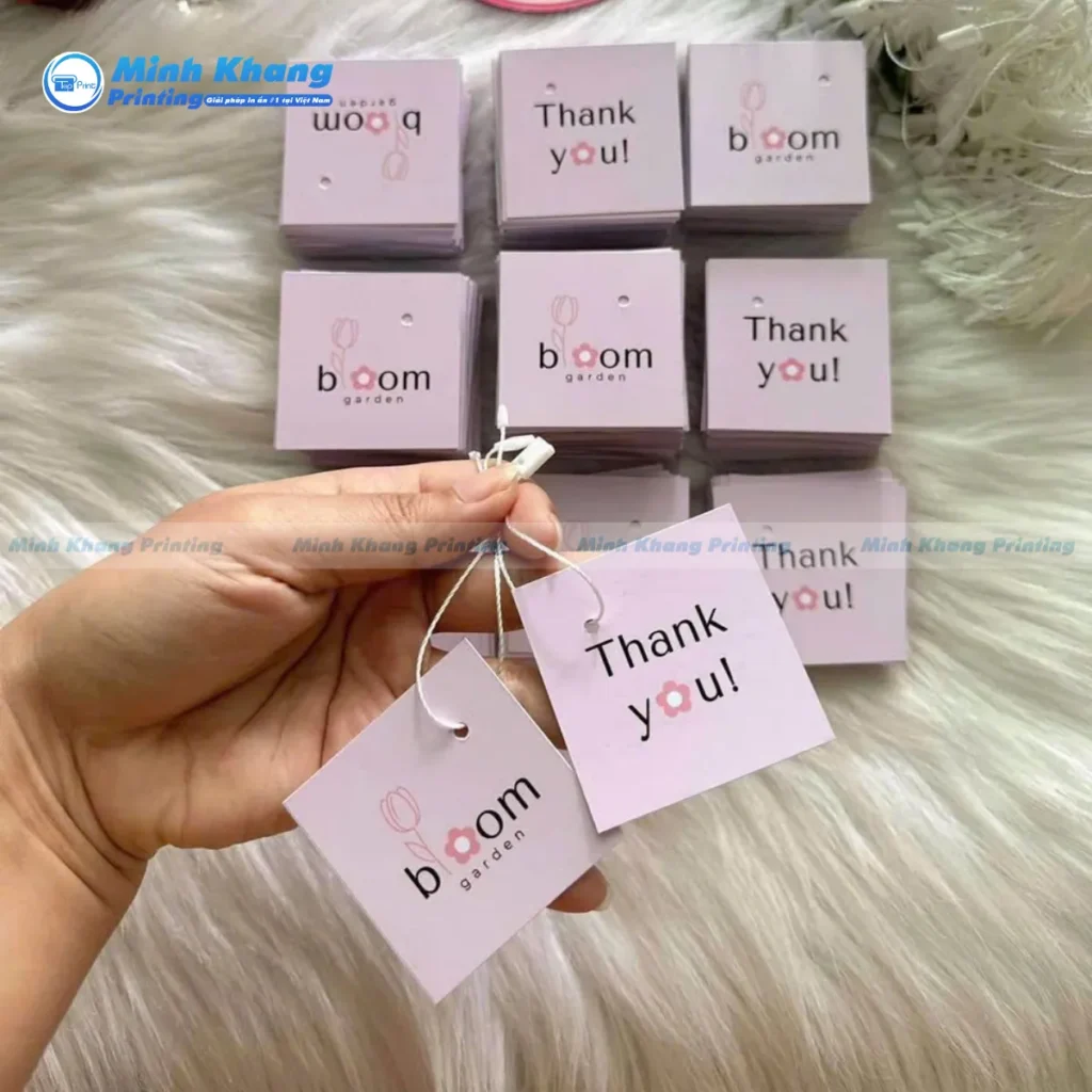 Mẫu thẻ treo in trên giấy Couche bóng bẩy giúp màu sắc thương hiệu luôn rực rỡ