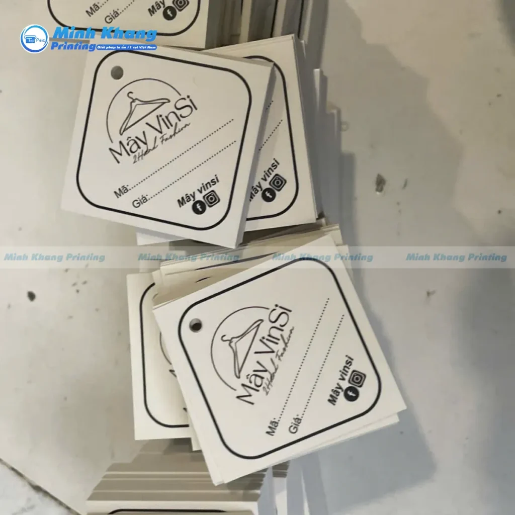 Mẫu tag vuông nhỏ gọn thường được các shop thời trang trẻ em cực kỳ ưa chuộng