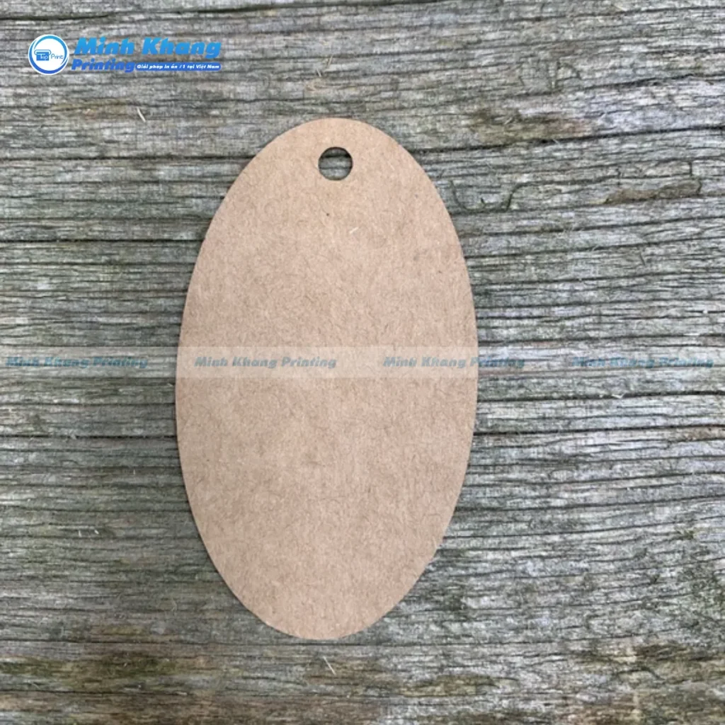 Mẫu mác hình oval đục lỗ tinh tế ở đỉnh đầu giúp bạn xỏ dây nhanh chóng