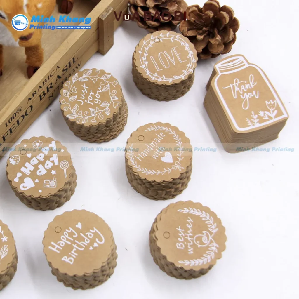 Mẫu tag hình tròn bằng giấy kraft mang lại vẻ đẹp mộc mạc cho đồ thủ công