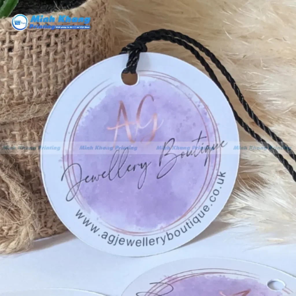 Mẫu tag hình tròn sử dụng phông chữ uốn lượn thể hiện tinh thần sáng tạo cao