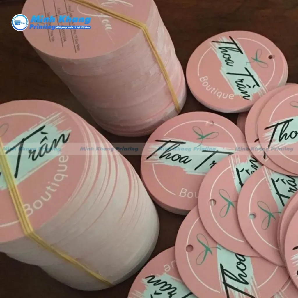 Mẫu tag hình tròn trắng hồng cho shop quần áo chất liệu giấy couche