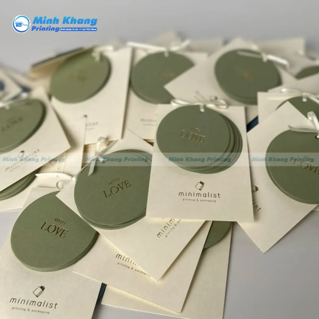 Mẫu tag hình tròn treo trên cổ chai thủy tinh giúp đồ uống trông chuyên nghiệp hơn.