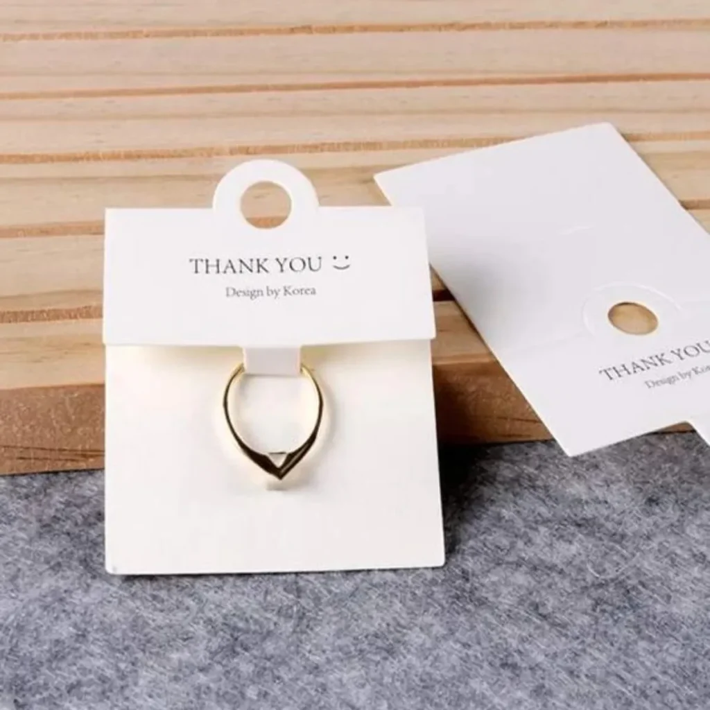 Mẫu tag treo gập trang sức có đục lỗ tròn để dễ dàng trưng bày