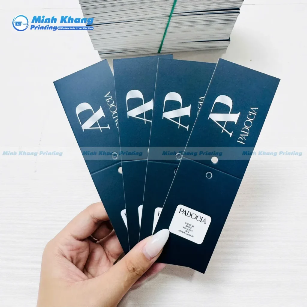 Mẫu tag treo gập tối giản dùng giấy Couche mang lại vẻ đẹp sang trọng cho thời trang