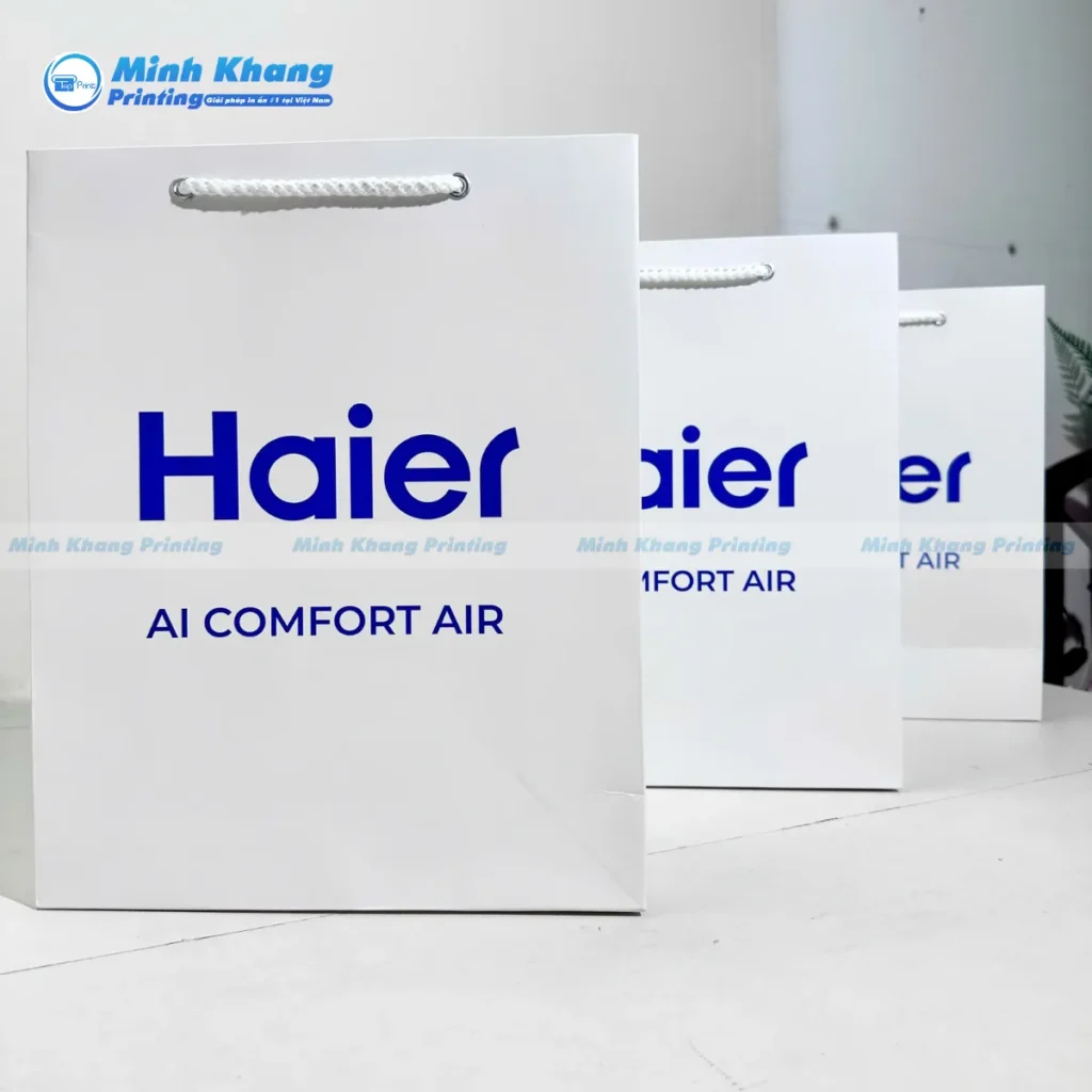 Mẫu túi giấy đứng trắng chất liệu giấy couche đơn giản nhưng chuyên nghiệp
