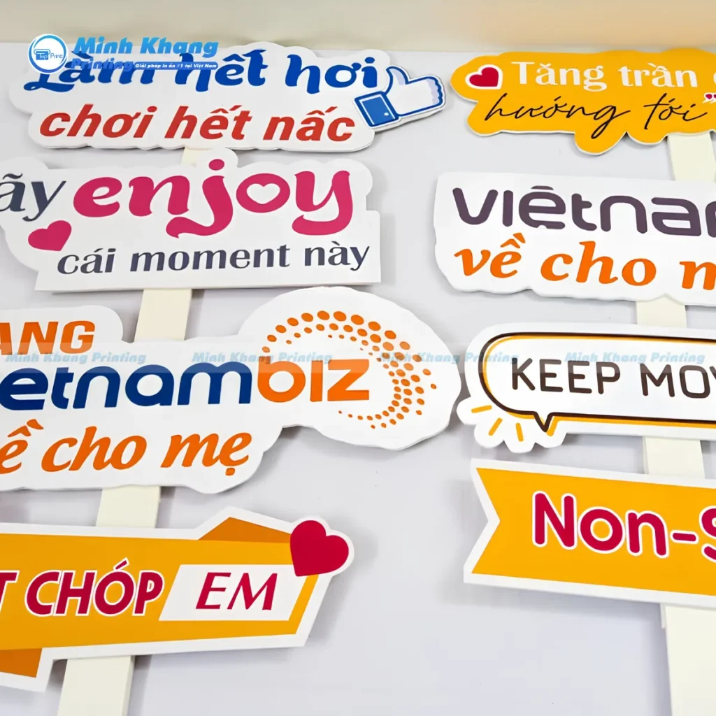 Mẫu hashtag cầm tay cỡ a ba hiển thị nội dung to rõ cho ảnh đám đông