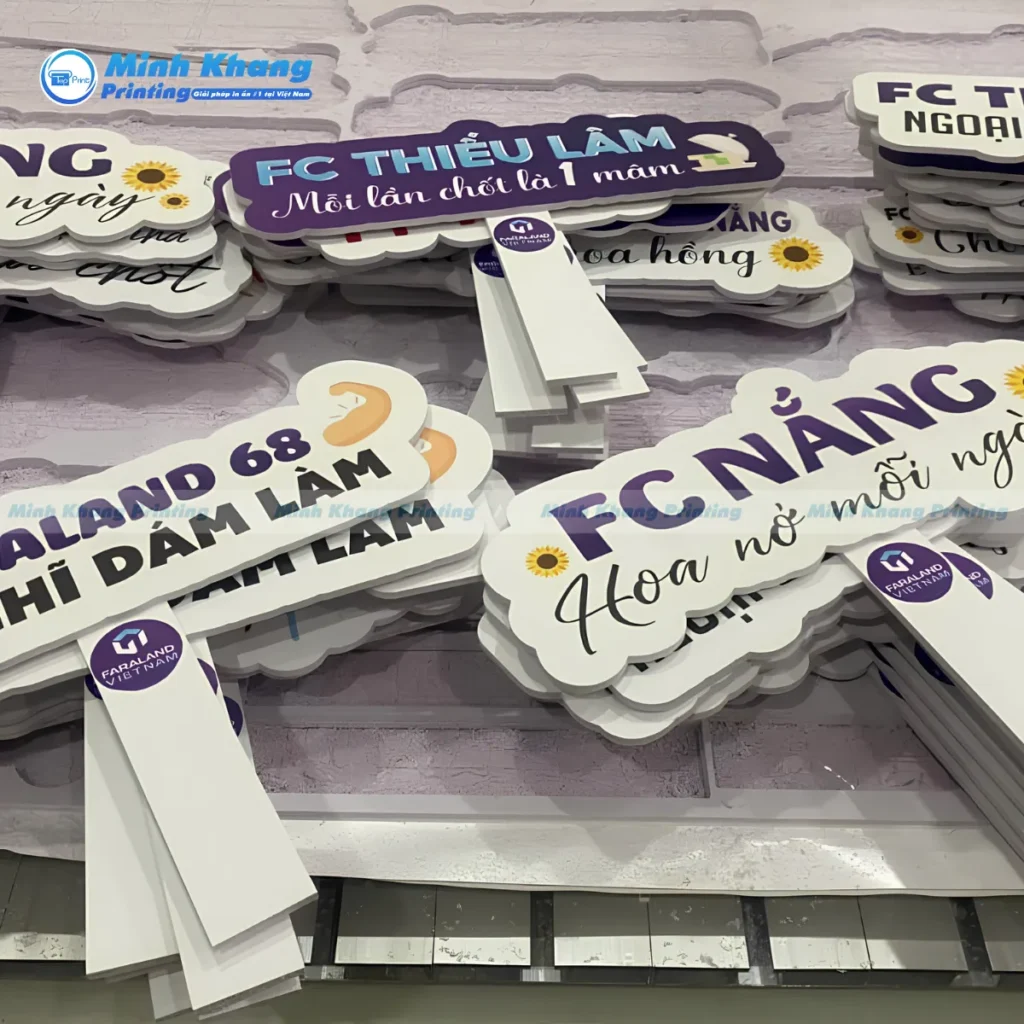 Mẫu hashtag team building cầm tay có phần tay cầm thiết kế vừa vặn mang lại sự thoải mái