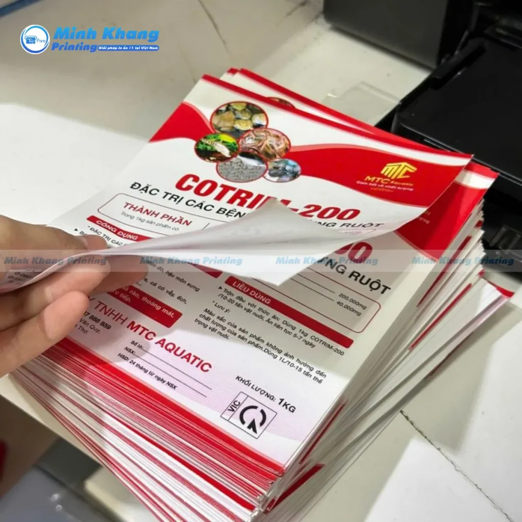 Mẫu decal giấy đế vàng bế hình chữ nhật dán vào bao bì sản phẩm lớn