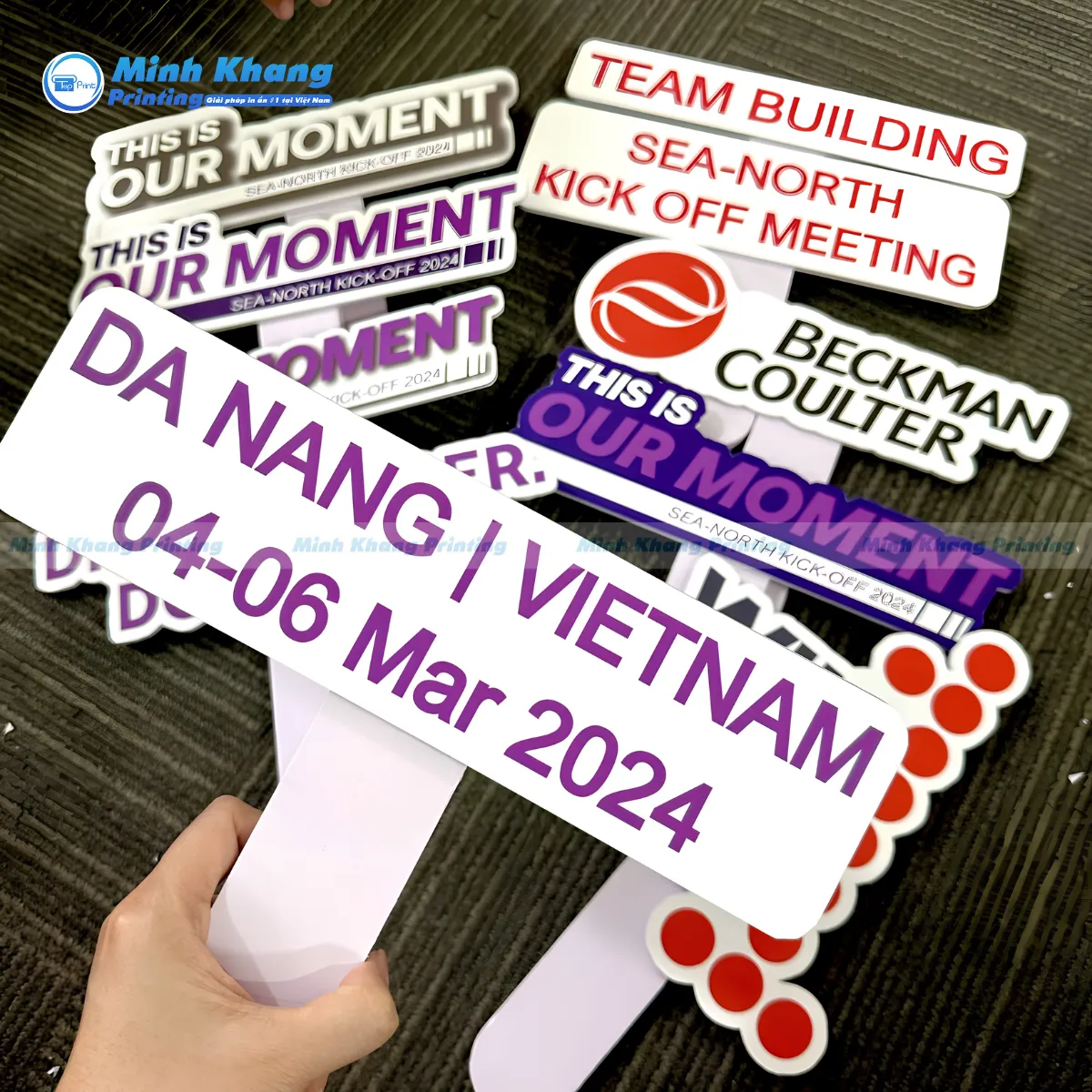 25+ Mẫu Hashtag Team Building Cầm Tay Độc Lạ & Chất Chơi