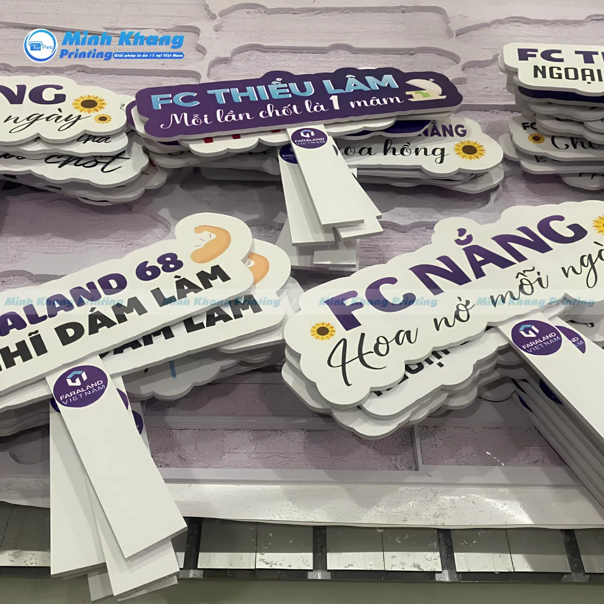 25+ Mẫu Hashtag Team Building Cầm Tay Độc Lạ & Chất Chơi