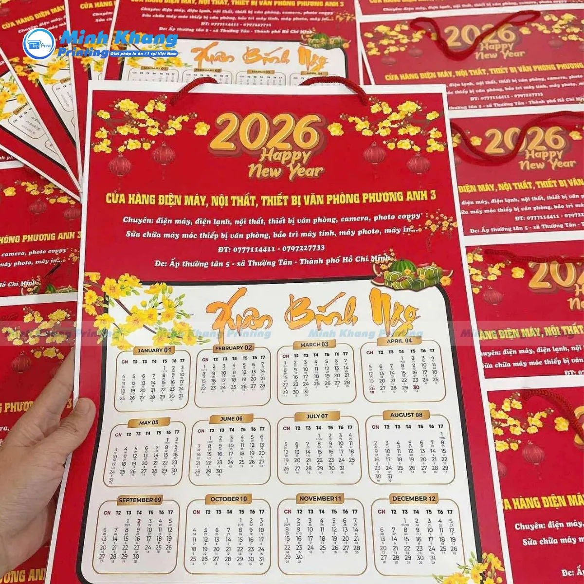 Mẫu lịch treo tường 1 tờ truyền thống với tông màu đỏ may mắn kết hợp họa tiết hoa mai