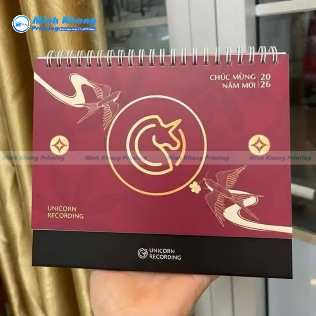 Mẫu lịch để bàn chữ A ép kim logo tạo điểm nhấn
