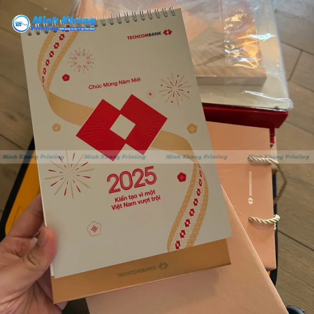 Mẫu để bàn chữ a thiết kế tối giản rất hiện đại của ngân hàng Techcom Bank