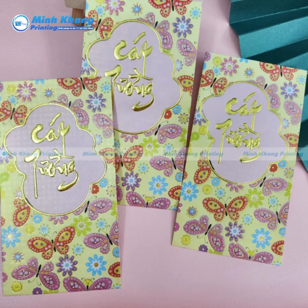 Mẫu bao lì xì dập nổi hoa văn chìm nhẹ nhàng tạo sự sang trọng