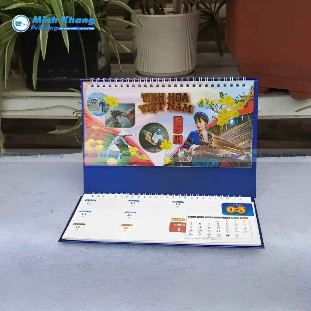 Mẫu lịch chữ M để bàn có phần ghi chú tiện lợi.