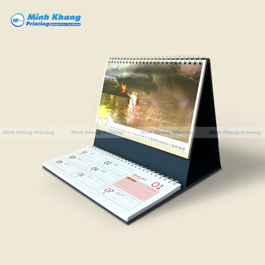 Mẫu lịch chữ M có đế carton bồi vô cùng chắc chắn.