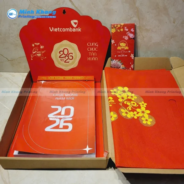 Mẫu lịch treo tường quảng cáo chủ đề Tết Việt rực rỡ cho doanh nghiệp